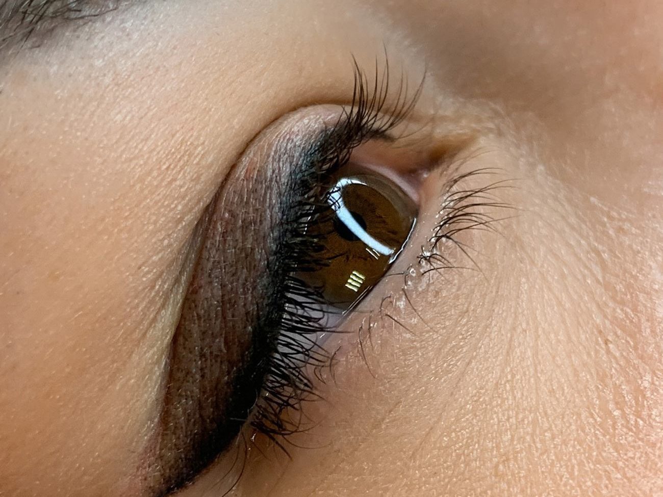 Eleganter Eyeliner mit Lidschatten-Effekt in Nahaufnahme