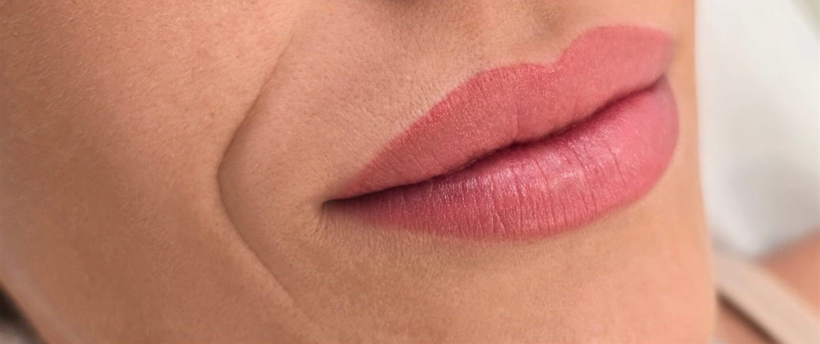 Feine Lip-Blush-Pigmentierung in Nahaufnahme
