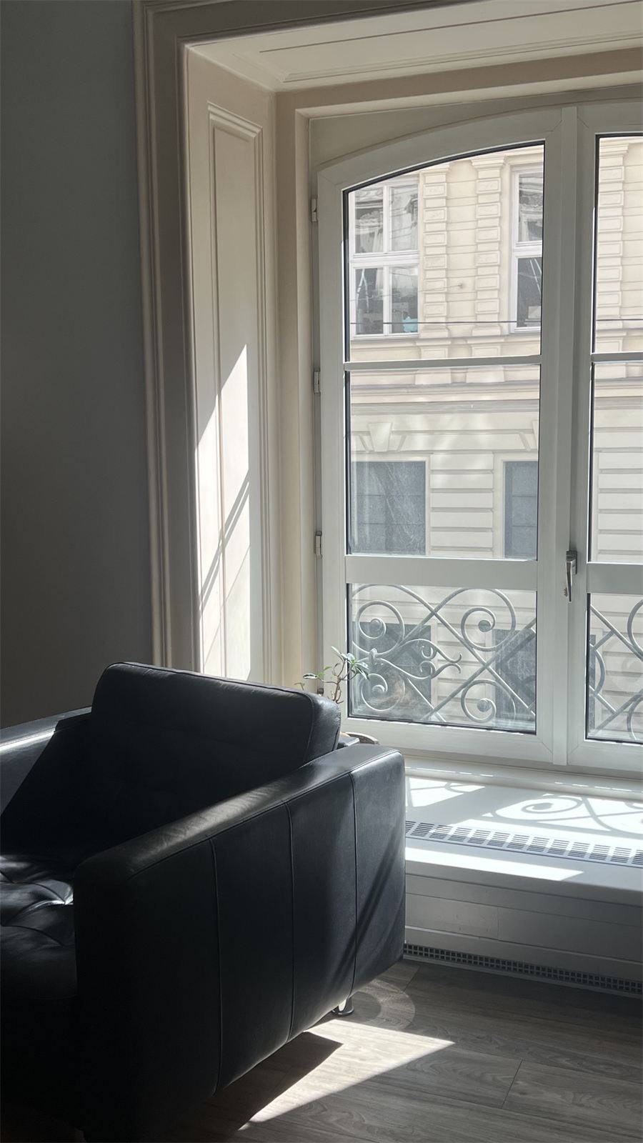Lichtdurchflutetes Studiofenster mit Blick auf die Wiener Innenstadt
