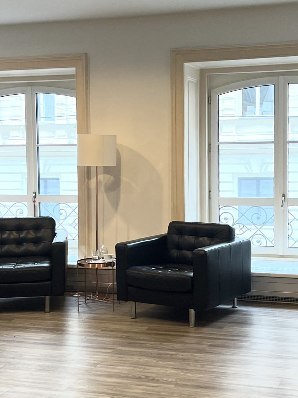 Lounge-Ecke mit zwei Sesseln im Studio