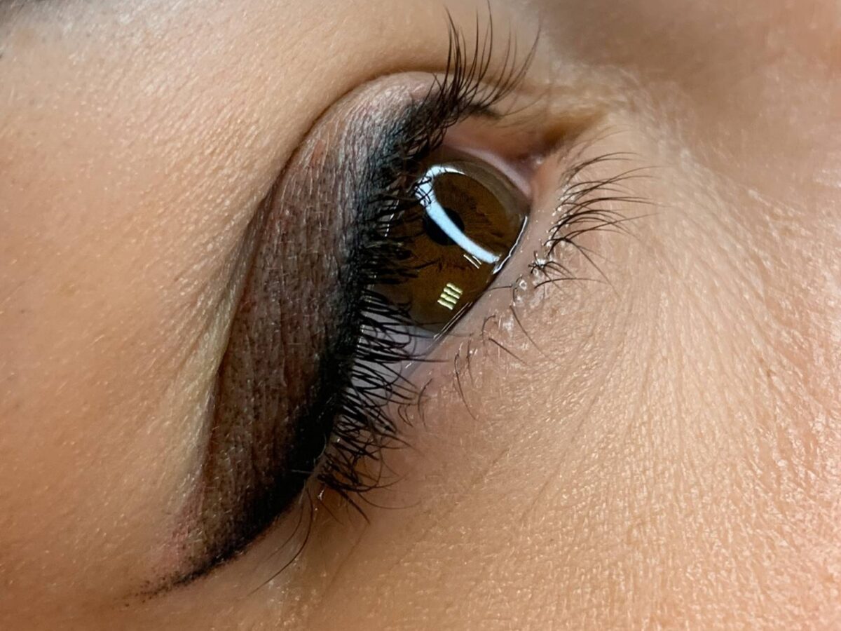 Eleganter Eyeliner mit Lidschatten-Effekt in Nahaufnahme